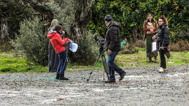 film crew, shooting film, movie, shooting, cameraman, filming, director, film crew, film crew, film crew, film crew, film crew, cameraman, director, director. How film actors' performances are built from coverage